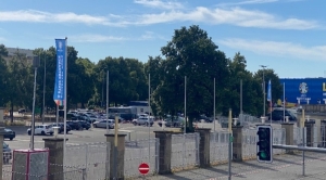Stadionvorplatz Leipzig mit Blich auf den Parkplatz