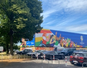 Leipziger Stadionvorplatz Blick vom Parkplatz auf das Stadion