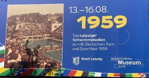 Werbung (Plakat mit altem Bild von 1959 vom ehemaligen Schwimmstadion)