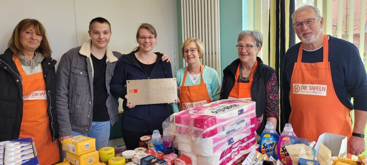 Gruppenfoto 6 Personen vor Tisch mit Spenden für die Tafel Drochtersen
