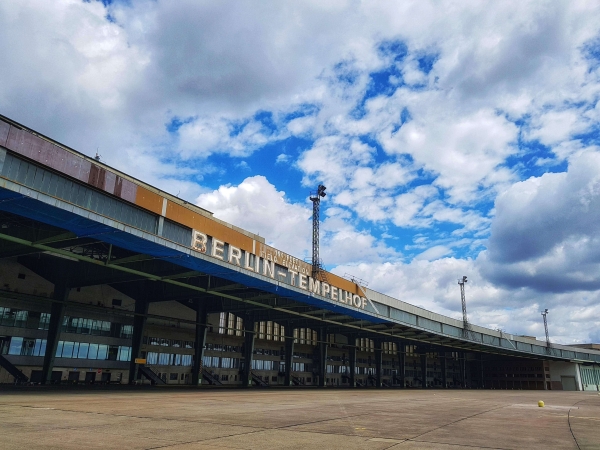 Außenansicht vom Flugfeld aus mit Blick auf die Hangars