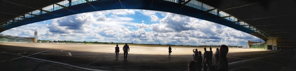 Vordach mit Blick aufs Tempelhofer Feld