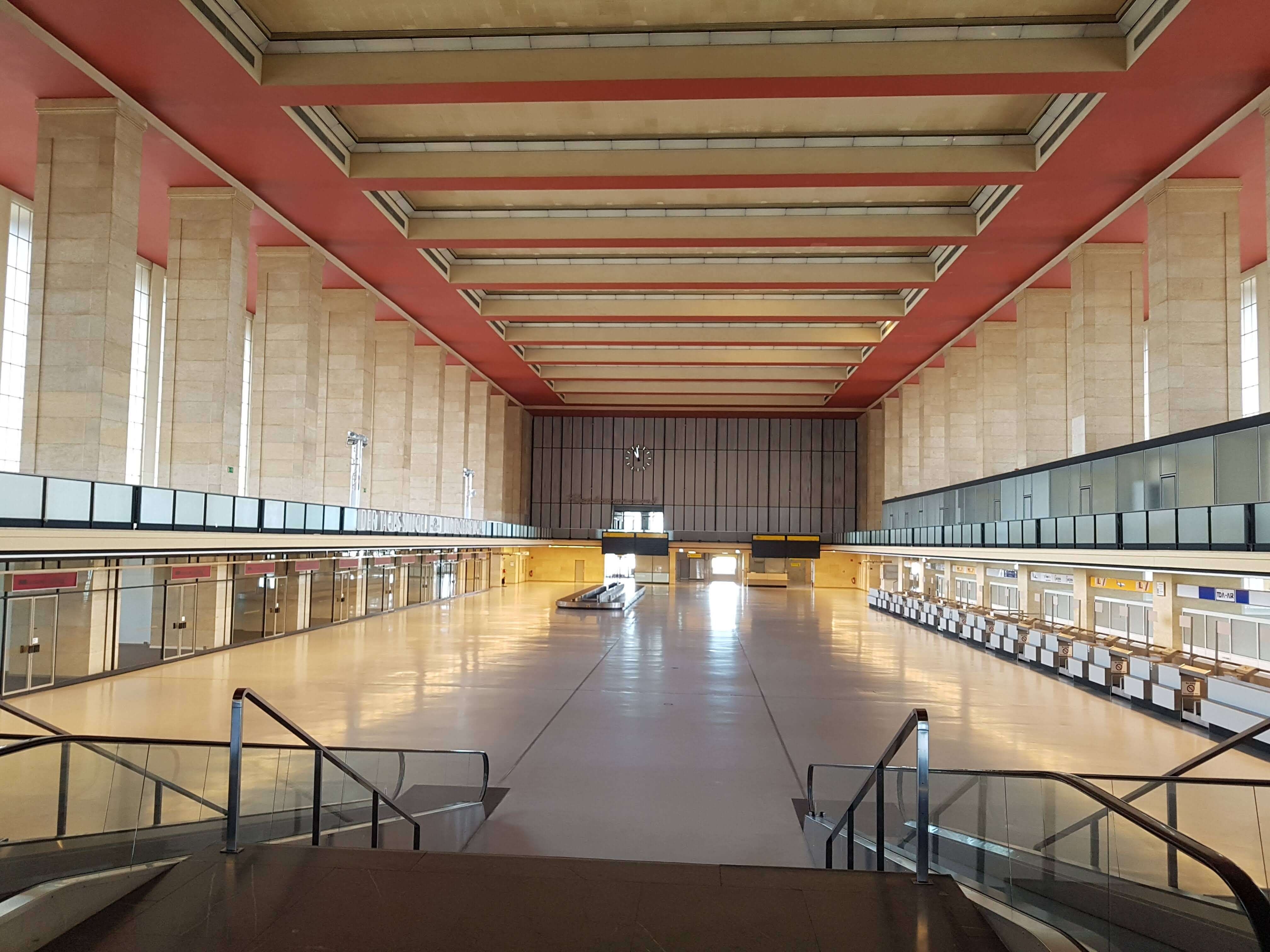 Abfertigungshalle des ehemaligen Flughafen Berlin Tempelhof
