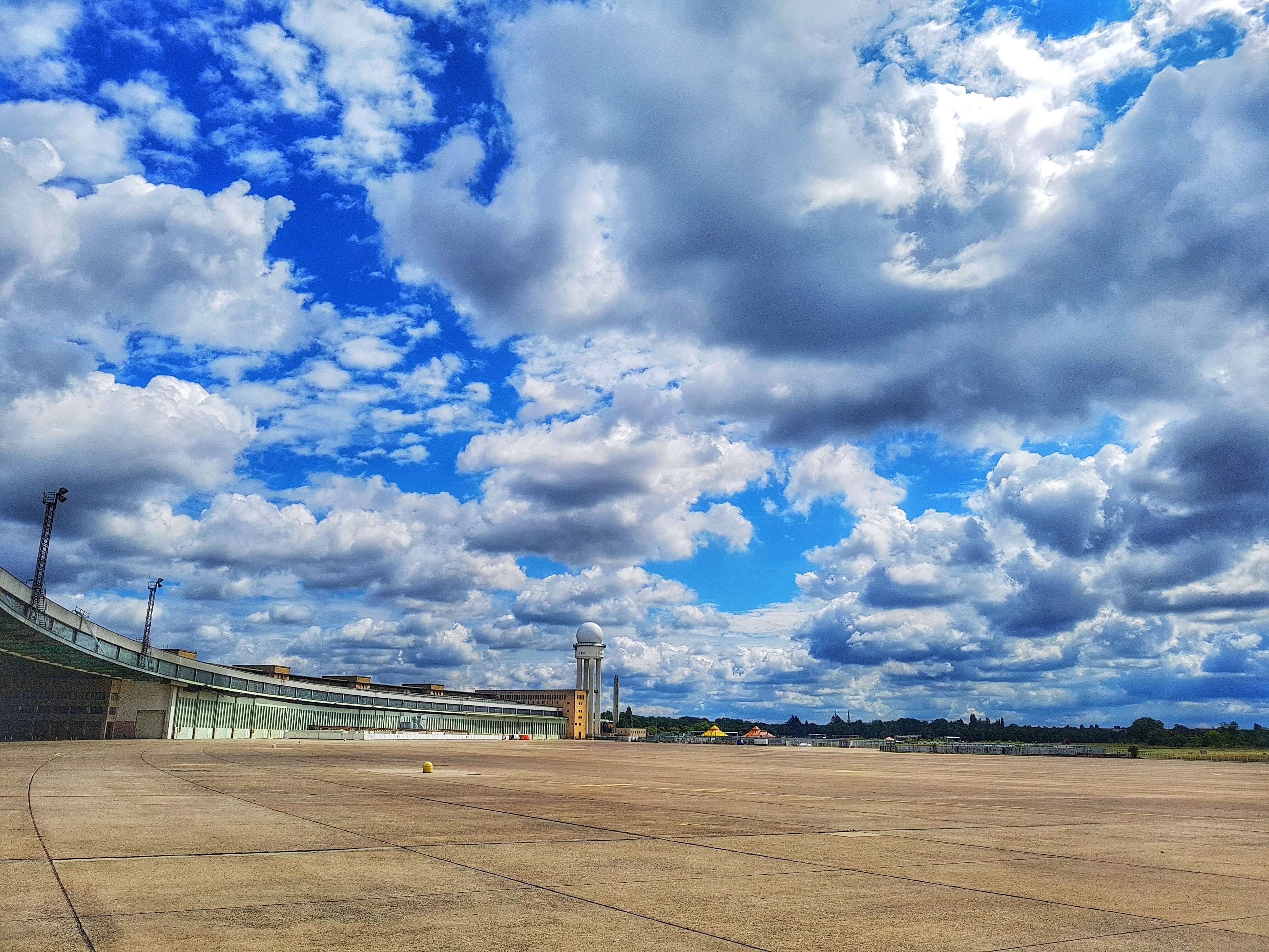 Blick vom Tempelhofer Feld auf die Hangar des Flughafens